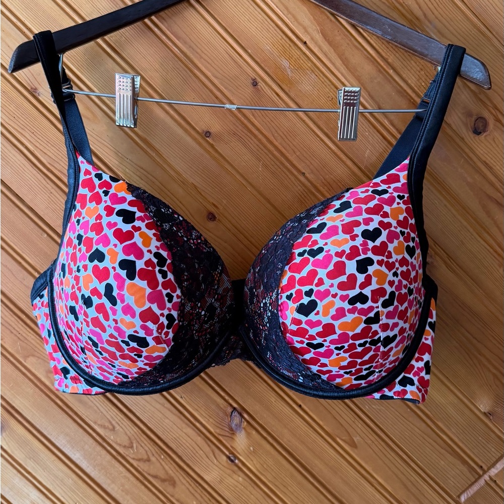 Cacique 42DD lightly lined tee shirt bra. Underwire molded cup heart print NWOT